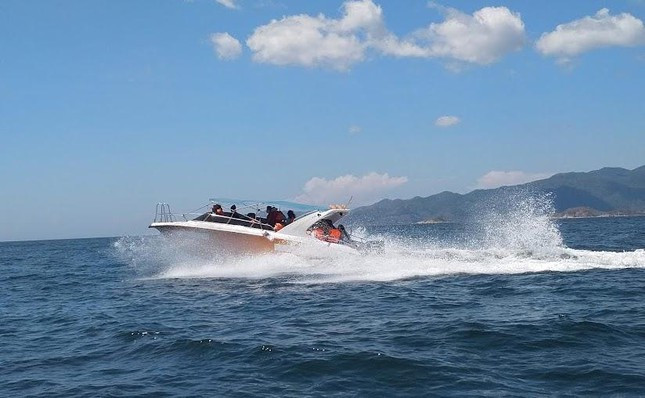 Ca nô đưa người dân từ đất liền ra đảo Bình Ba. 