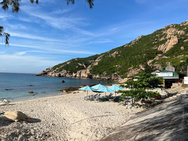 Các bãi biển đảo Bình Ba còn giữ được nhiều vẻ đẹp hoang sơ.