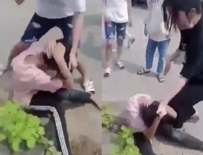  Nữ sinh lớp 7 ở Huế bị đánh hội đồng giữa đường: Ngày 18/4/2022, một nữ sinh lớp 7 học trường THCS Thủy Phương (thị xã Hương Thủy) bị nhóm bạn túm tóc lôi ra giữa đường để hành hung, chửi bới. Sự việc xảy ra có sự chứng kiến của nhiều người nhưng không những không có ai can ngăn mà còn vỗ tay, cổ vũ. Nguyên nhân là do mâu thuẫn với một nữ học sinh lớp 9 học cùng trường, sau đó một nữ sinh này đã gọi bạn đến dằn mặt. (Ảnh: Cắt từ clip)
