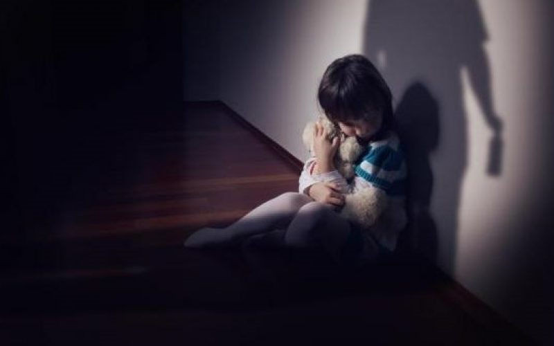  Cha dượng nhiều lần dâm ô, hiếp dâm con gái riêng của vợ: Ngày 23/3/2021, Cơ quan CSĐT Công an huyện Xuyên Mộc (tỉnh Bà Rịa - Vũng Tàu) đã bắt tạm giam Nguyễn Văn Tuấn (52 tuổi) để điều tra về hành vi "Hiếp dâm người dưới 16 tuổi". Từ năm 2012 đến 2016 Tuấn đã nhiều lần dâm ô với cháu A. (SN 2003, con riêng của vợ). Ngày 20/3/2021 vừa qua, do xảy ra mâu thuẫn nên chị H. đã làm đơn tố cáo hành vi của Tuấn đến cơ quan công an. (Ảnh minh hoạ)