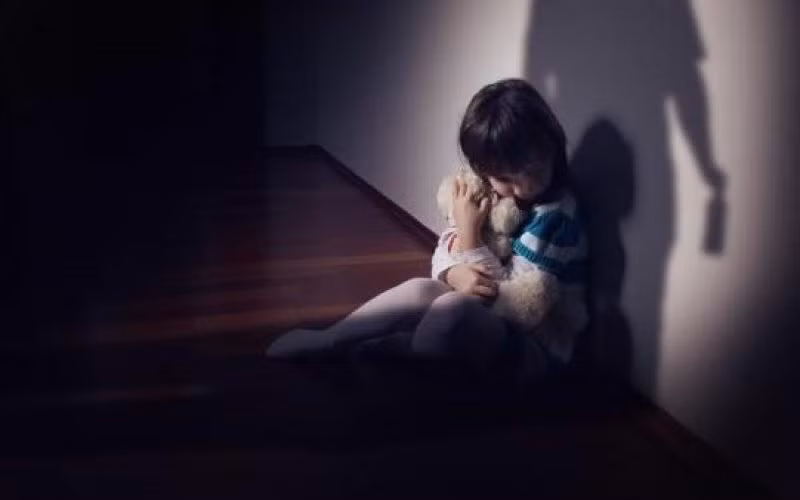  Cha dượng nhiều lần dâm ô, hiếp dâm con gái riêng của vợ: Ngày 23/3/2021, Cơ quan CSĐT Công an huyện Xuyên Mộc (tỉnh Bà Rịa - Vũng Tàu) đã bắt tạm giam Nguyễn Văn Tuấn (52 tuổi) để điều tra về hành vi "Hiếp dâm người dưới 16 tuổi". Từ năm 2012 đến 2016 Tuấn đã nhiều lần dâm ô với cháu A. (SN 2003, con riêng của vợ). Ngày 20/3/2021 vừa qua, do xảy ra mâu thuẫn nên chị H. đã làm đơn tố cáo hành vi của Tuấn đến cơ quan công an. (Ảnh minh hoạ)