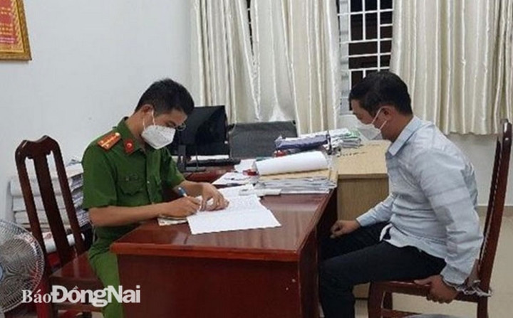  Cha dượng đồi bại nhiều lần cưỡng hiếp con gái riêng của vợ: Ngày 10/2/2022, Cơ quan CSĐT Công an huyện Long Thành, tỉnh Đồng Nai đã tạm giữ hình sự đối với Trần Văn Nguyên (31 tuổi) về hành vi "Hiếp dâm người dưới 16 tuổi". Do mẹ nạn nhân mang thai nên Nguyên đã tìm cách tiếp cận và quan hệ với cháu L.T. (SN 2010). Từ tháng 7/2021 - 1/2022, Nguyên đã nhiều lần xâm hại cháu T. (Ảnh: Báo Đồng Nai)