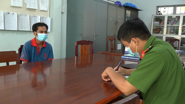  Cha dượng hiếp dâm con riêng của vợ suốt 3 năm: Ngày 23/3/2022, Cơ quan Cảnh sát điều tra Công an huyện Giồng Riềng, tỉnh Kiên Giang đã bắt tạm giam Danh Mạnh (36 tuổi) về hành vi "Hiếp dâm người dưới 16 tuổi". Nạn nhân trong vụ án này là cháu M. (15 tuổi) là con riêng của vợ. Mạnh thừa nhận từ năm 2019 đến ngày 20/2/2022, Mạnh đã thực hiện hàng chục lần giao cấu và hiếp dâm đứa con gái riêng của vợ mà Mạnh đã nhận làm con nuôi. (Ảnh: TPO) 