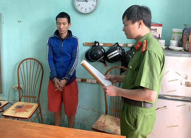  Gã đàn ông trói tay ông nội, cưỡng hiếp con riêng của vợ: Ngày 17/4/2021, Cơ quan CSĐT Công an tỉnh Tuyên Quang đã bắt tạm giam Đồng Văn Tiền (SN 1984) về hành vi “Hiếp dâm người dưới 16 tuổi ”. Cuối năm 2020, Tiền đi uống rượu về thấy cháu L. (SN 2008, con riêng của vợ) ở nhà một mình đã thực hiện hành vi giao cấu với cháu L. Đến ngày 8/4/2021, Tiền say rượu, đối tượng đến nhà ông T. (ông nội cháu L.), khống chế, trói tay ông T. rồi cưỡng hiếp cháu L. (Ảnh: An ninh Thủ đô)