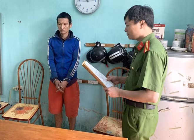  Gã đàn ông trói tay ông nội, cưỡng hiếp con riêng của vợ: Ngày 17/4/2021, Cơ quan CSĐT Công an tỉnh Tuyên Quang đã bắt tạm giam Đồng Văn Tiền (SN 1984) về hành vi “Hiếp dâm người dưới 16 tuổi ”. Cuối năm 2020, Tiền đi uống rượu về thấy cháu L. (SN 2008, con riêng của vợ) ở nhà một mình đã thực hiện hành vi giao cấu với cháu L. Đến ngày 8/4/2021, Tiền say rượu, đối tượng đến nhà ông T. (ông nội cháu L.), khống chế, trói tay ông T. rồi cưỡng hiếp cháu L. (Ảnh: An ninh Thủ đô)