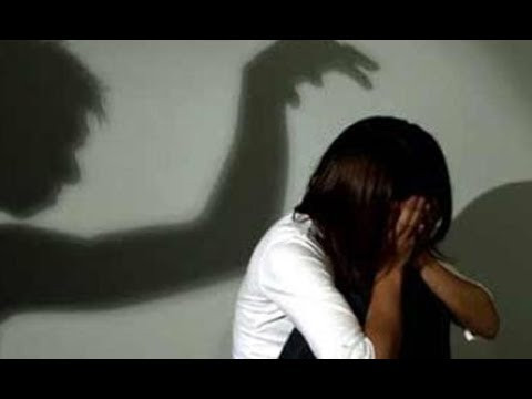  Cha dượng đồi bại nhiều lần xâm hại con riêng của vợ ở Đắk Nông: Ngày 20/4/2021, VKSND huyện Đắk Glong (tỉnh Đắk Nông) đã bắt Lý Văn H. (SN 1968) về hành vi “Hiếp dâm người dưới 16 tuổi”. H là kẻ nghiện rượu, sau khi đi uống rượu trở về thấy chỉ có cháu V. (SN 2007, con gái riêng của vợ) ở nhà một mình liền nổi cơn dục vọng với cháu. H tìm cách thực hiện hành vi đồi bại dù cho cháu quyết liệt cự tuyệt nhưng không thoát được. (Ảnh minh hoạ)