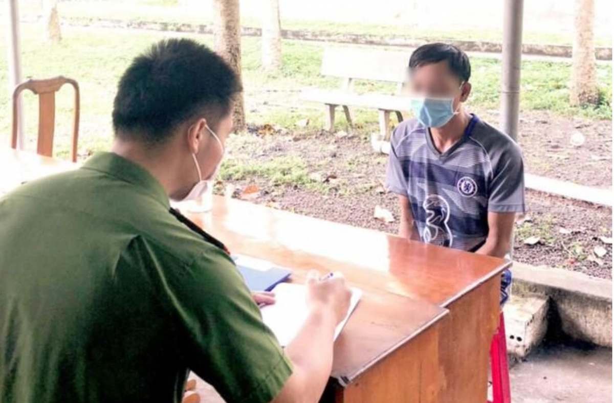  Bố dượng đồi bại nhiều lần xâm hại con riêng của vợ: Ngày 21/11/2021, Cơ quan Cảnh sát điều tra Công an huyện Hớn Quản (tỉnh Bình Phước) đã bắt L.N.D (31 tuổi) về hành vi “Hiếp dâm người dưới 16 tuổi”. L.N.D khai nhận đã nhiều lần quan hệ tình dục với bé gái 13 tuổi (con riêng của vợ) tại phòng ngủ của nhà mình và nhà bà ngoại bé gái. (Ảnh: Công an Nhân dân)