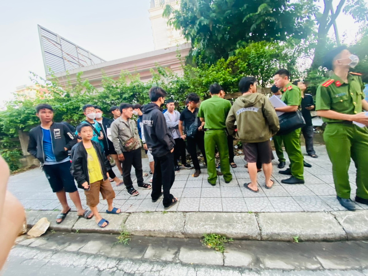 Đến 6h15 cùng ngày, lực lượng chữa cháy và cứu nạn cứu hộ đã dập tắt hoàn toàn đám cháy và cứu sống 3 người mắc kẹt trong đám cháy ra bên ngoài an toàn. Trung tá Chế Công Tân cho biết, trong số 3 người bị mắc kẹt, có một người đứng máy tại cơ sở kinh doanh hiện đang nhập viện tại Bệnh viện Trung ương Huế