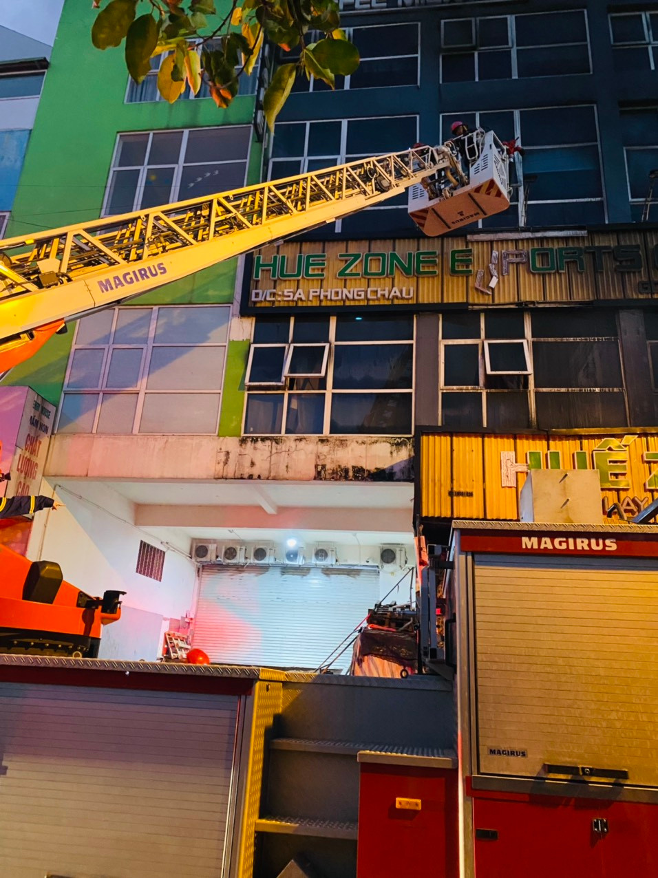 Thời điểm này ngọn lửa cháy mạnh, rất may qua nắm thông tin ban đầu đã có 14 người đã tìm cách thoát ra bên ngoài. Tại tầng 2 và tầng 3 của cơ sở kinh doanh game còn 3 người mắc kẹt không thể thoát ra ngoài được. Trong khi đó, ngọn lửa càng lúc càng cháy lớn. Lực lượng chức năng đã tập trung giải cứu số người mắc kẹt bên trong. 