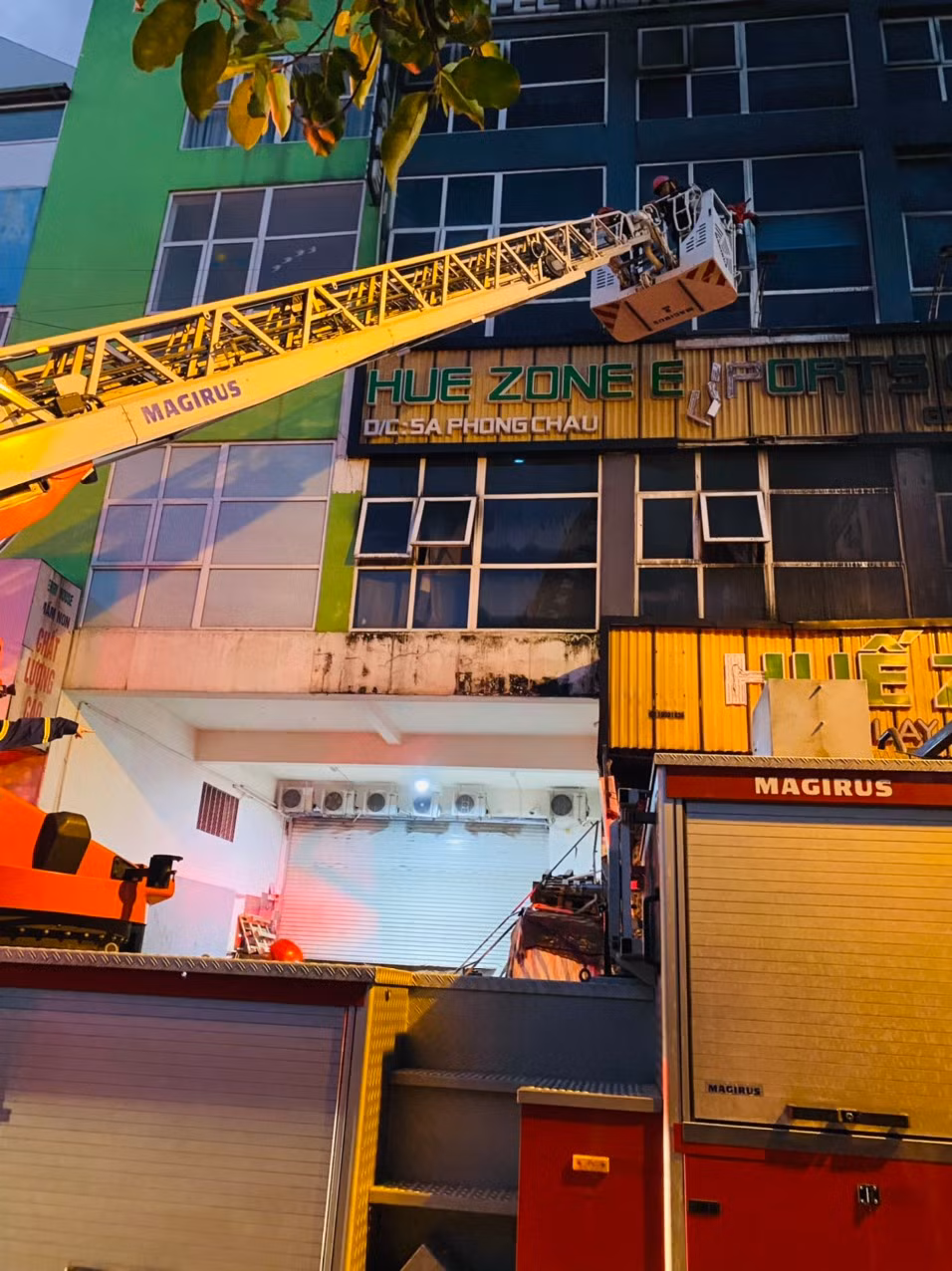 Thời điểm này ngọn lửa cháy mạnh, rất may qua nắm thông tin ban đầu đã có 14 người đã tìm cách thoát ra bên ngoài. Tại tầng 2 và tầng 3 của cơ sở kinh doanh game còn 3 người mắc kẹt không thể thoát ra ngoài được. Trong khi đó, ngọn lửa càng lúc càng cháy lớn. Lực lượng chức năng đã tập trung giải cứu số người mắc kẹt bên trong. 