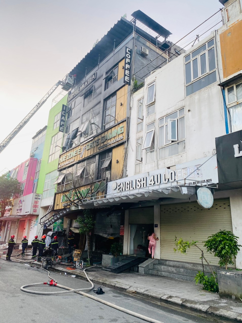 Ngay lúc đó, lực lượng chữa cháy chuyên nghiệp nhanh chóng triển khai xe thang và thang ba tiếp cận hiện trường nơi 3 người bị mắc kẹt. Song song với việc cứu nạn cứu hộ, lực lượng chữa cháy nhanh chóng sử dụng các thiết bị cắt thủy lực phá cửa cuốn tại tầng 1, triển khai đội hình phun nước dập tắt đám cháy. 