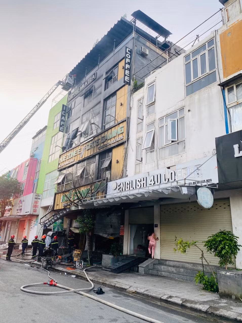 Ngay lúc đó, lực lượng chữa cháy chuyên nghiệp nhanh chóng triển khai xe thang và thang ba tiếp cận hiện trường nơi 3 người bị mắc kẹt. Song song với việc cứu nạn cứu hộ, lực lượng chữa cháy nhanh chóng sử dụng các thiết bị cắt thủy lực phá cửa cuốn tại tầng 1, triển khai đội hình phun nước dập tắt đám cháy. 