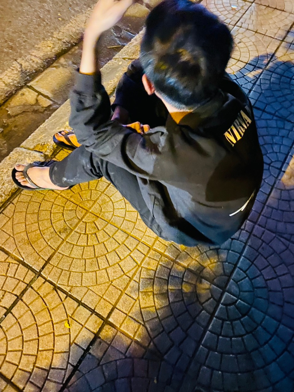 Nhiều nạn nhân thất thần sau phút sinh tử đối mặt với đám cháy. Hiện, nguyên nhân vụ cháy đang được cơ quan chức năng điều tra làm rõ.