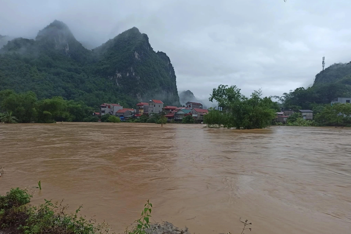 Anh Đỗ Tiến Đạt (ở Đồng Đăng, Lạng Sơn) chia sẻ quãng đường đi làm khoảng 13 km từ Đồng Đăng (Cao Lộc) đến Na Sầm (Văn Lãng) mất gần một giờ do mưa ngập, chia cắt nhiều tuyến đường. (Ảnh: Zingnews)