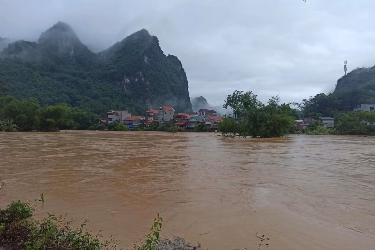 Anh Đỗ Tiến Đạt (ở Đồng Đăng, Lạng Sơn) chia sẻ quãng đường đi làm khoảng 13 km từ Đồng Đăng (Cao Lộc) đến Na Sầm (Văn Lãng) mất gần một giờ do mưa ngập, chia cắt nhiều tuyến đường. (Ảnh: Zingnews)