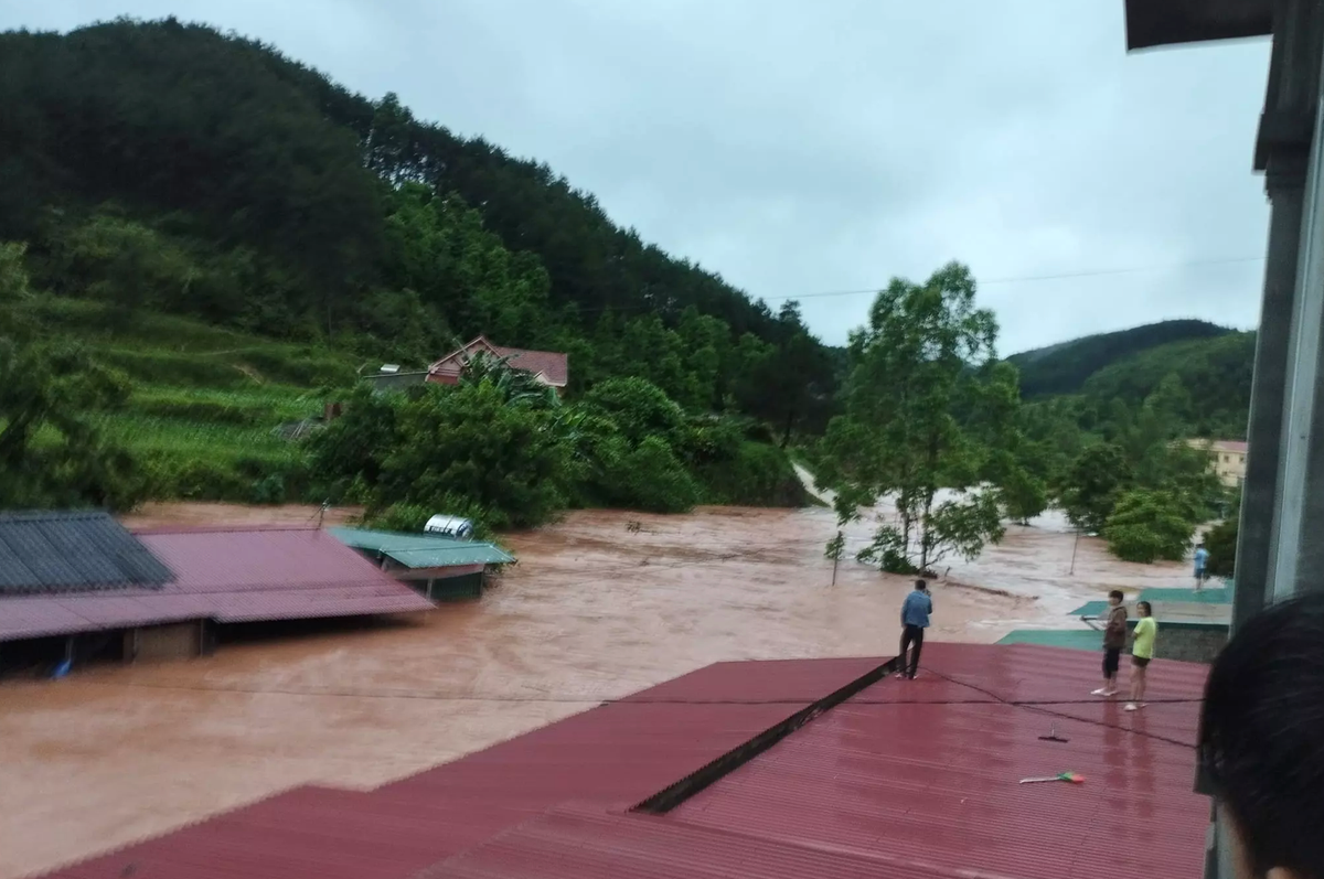 Người dân phải trèo lên mái nhà để tránh nước ngập (Ảnh: Nguyễn Văn Thắng)