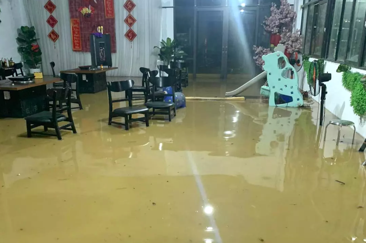 Nước tràn vào nhà gây hư hại đồ đạc của người dân ở huyện Chi Lăng (Ảnh: Lương Thảo)