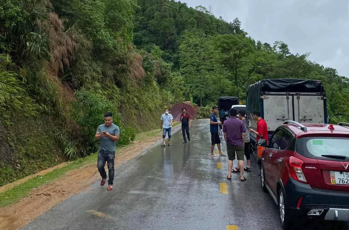 Nhiều điểm sạt lở ở quốc lộ 1B buộc tài xế phải quay đầu xe (Ảnh: Lê Khoa)