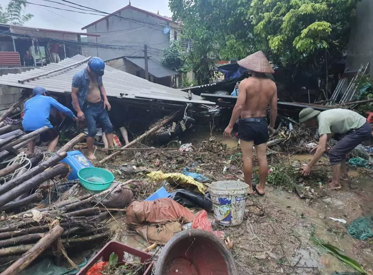 Gia đình của chị Triệu Thị L, trú tại thôn Khau Bao, xã Tân Tri, huyện Bắc Sơn có 5 người đang ở nhà thì bỗng nhiên một lượng lớn đất đồi đã sạt lở vào ngôi nhà, khiến chị L bị vùi lấp và tử vong. (Ảnh: Vietnamnet)
