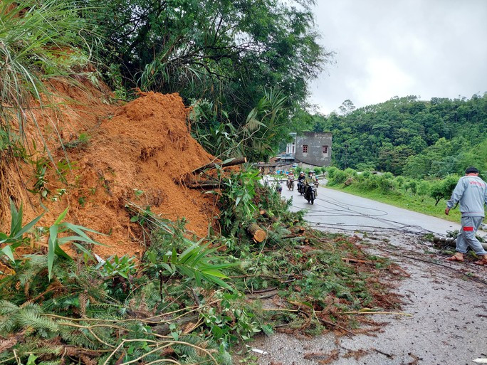Mưa lớn khiến nhiều khu vực bị sạt lở. (Ảnh: Người Lao Động)