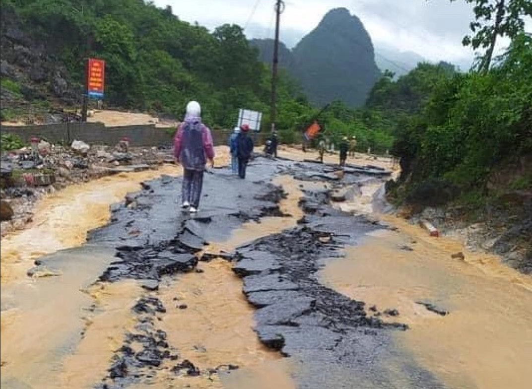 Đường 279 đoạn qua khu vực đèo Bén, Đồng Mỏ, Chi Lăng bị nước lũ cuốn hư hỏng lớp bê tông nhựa. (Ảnh: FB)