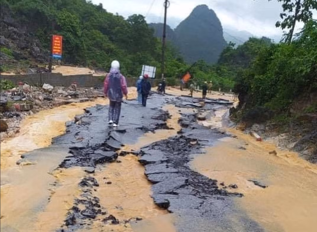 Đường 279 đoạn qua khu vực đèo Bén, Đồng Mỏ, Chi Lăng bị nước lũ cuốn hư hỏng lớp bê tông nhựa. (Ảnh: FB)