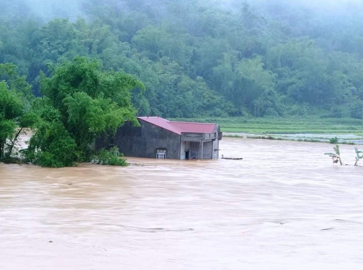 Quốc lộ 1B nối Lạng Sơn - Thái Nguyên bị chia cắt do nhiều khu vực trũng bị nước ngập sâu 4 -5m. (Ảnh: Zingnews)