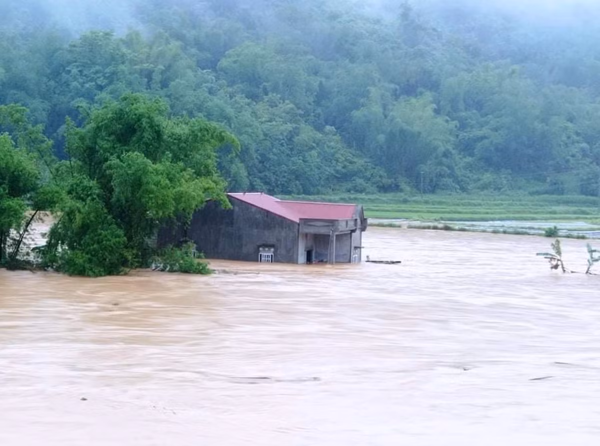 Quốc lộ 1B nối Lạng Sơn - Thái Nguyên bị chia cắt do nhiều khu vực trũng bị nước ngập sâu 4 -5m. (Ảnh: Zingnews)