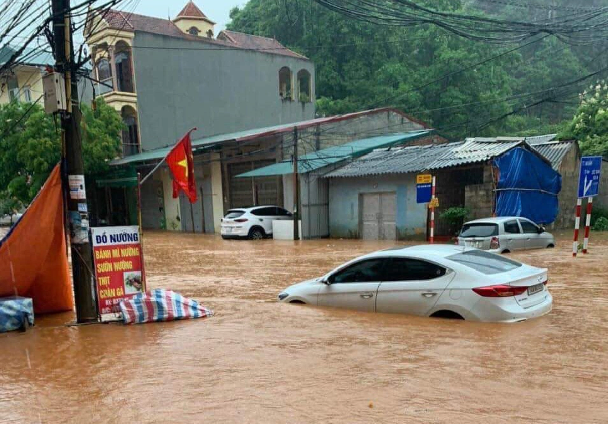 Nước ngập sâu trên nhiều tuyến phố khiến ô tô đỗ tại các khu vực trũng, thấp của thành phố Lạng Sơn và cửa khẩu Cốc Nam bị nhấn chìm. (Ảnh: Zingnews)
