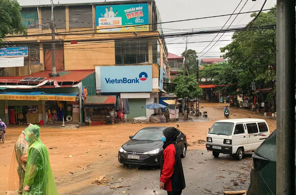 Tại thị trấn Đồng Mỏ, huyện Chi Lăng, nhiều tuyến đường bị ngập nặng (Ảnh: VNN)
