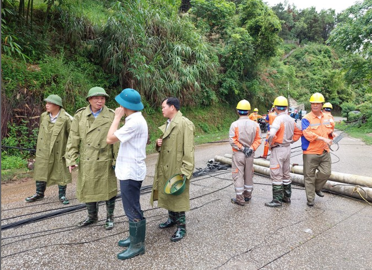 Lãnh đạo tỉnh Lạng Sơn đi kiểm tra và chỉ đạo công tác khắc phục hậu quả do thiên tai (Ảnh: Người Lao Động)