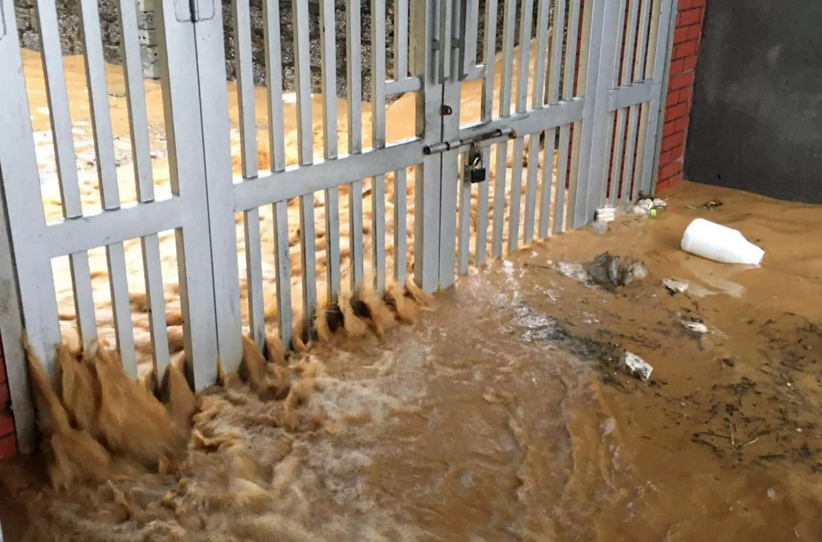 Nước mưa không ngừng tràn vào nhà dân (Ảnh: Vi Thuý Kiều)