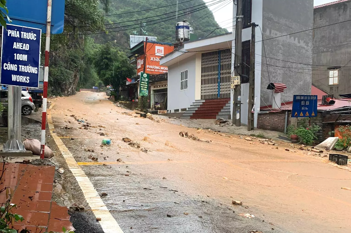 Khu vực chân đèo Bén, đất đá, nước bùn ào ào đổ xuống (Ảnh: Vietnamnet)