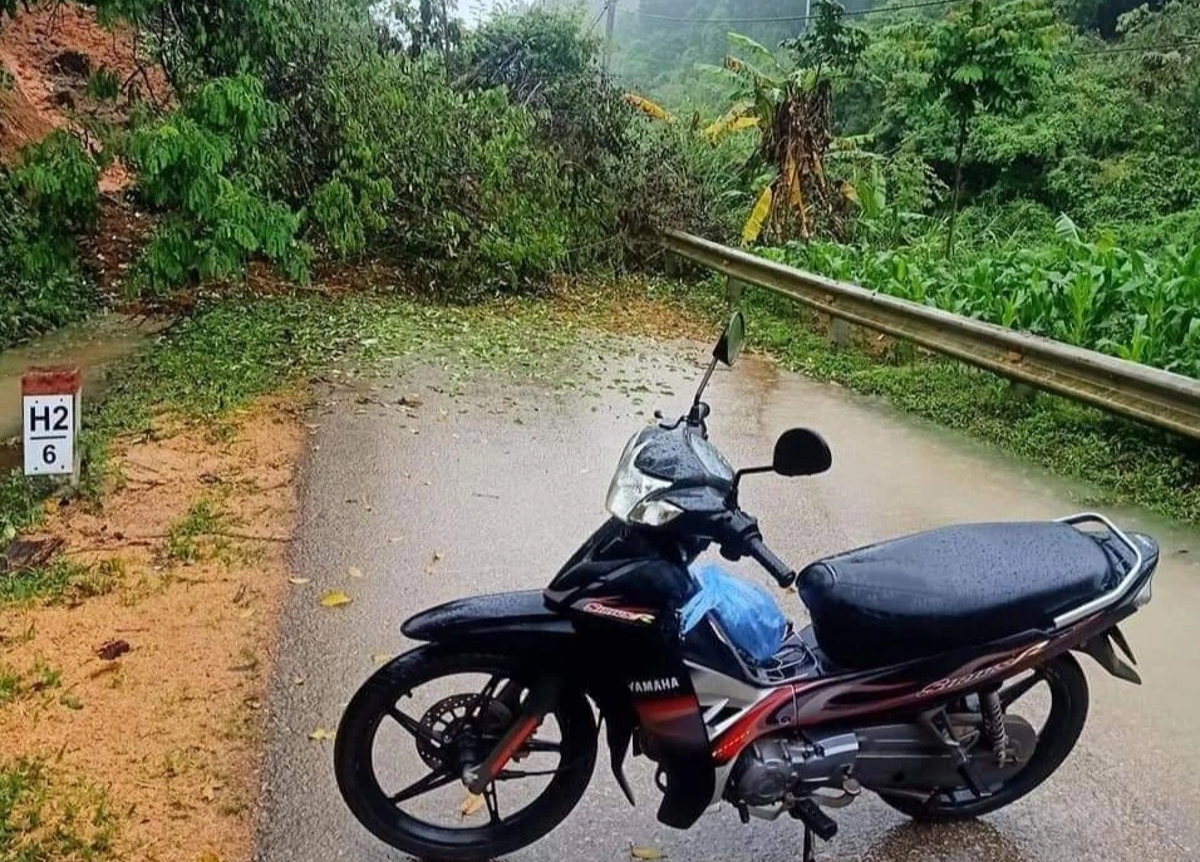 Tỉnh lộ 233 đoạn qua xã Hoàng Văn Thụ, huyện Văn Lãng bị sạt lở, xe cộ không thể di chuyển. (Ảnh: Zingnews)