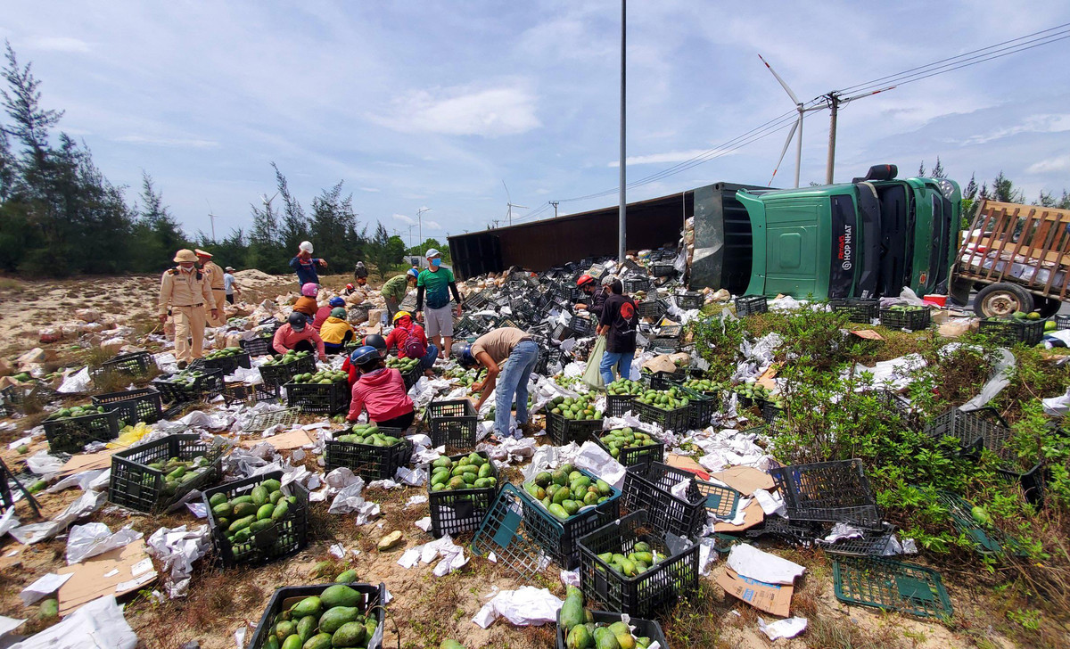 Nguoi dan va CSGT giai cuu xe cho hon 30 tan xoai bi lat-Hinh-5