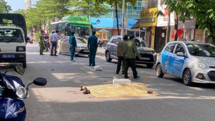  Người phụ nữ tử vong sau va chạm với ô tô trên phố Lê Duẩn: Chiều 1/5, tại đường Lê Duẩn (Hà Nội) đã xảy ra một vụ tai nạn thương tâm khiến một người phụ nữ (SN 1972) tử vong ngay tại chỗ. Người phụ nữ điều khiển xe máy loạng choạng ngã xuống đường đúng lúc xe ô tô đang di chuyển đến. Do tình huống quá bất ngờ nên tài xế ô tô đã không kịp xử lý nên gây ra vụ tai nạn thương tâm này. (Ảnh: ATGT)