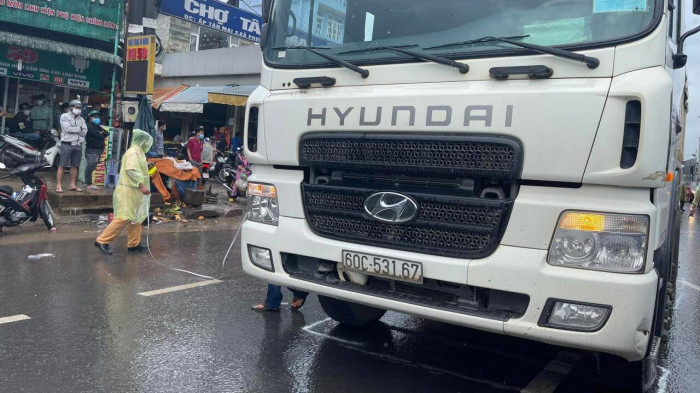  Xe ben va chạm xe máy ở Đồng Nai, người đàn ông tử vong: Sáng 2/5, người đàn ông khoảng 40 tuổi điều khiển xe máy lưu thông trên QL51 hướng Đồng Nai - Vũng Tàu, trong lúc băng qua giao lộ giữa chợ Tân Mai 2 - sân Golf Long Thành đã va chạm với xe ben lưu thông theo hướng ngược lại. Sau va chạm, người đàn ông ngã xuống đường và bị bánh xe ben cán qua tử vong tại chỗ. (Ảnh: SOS 117).