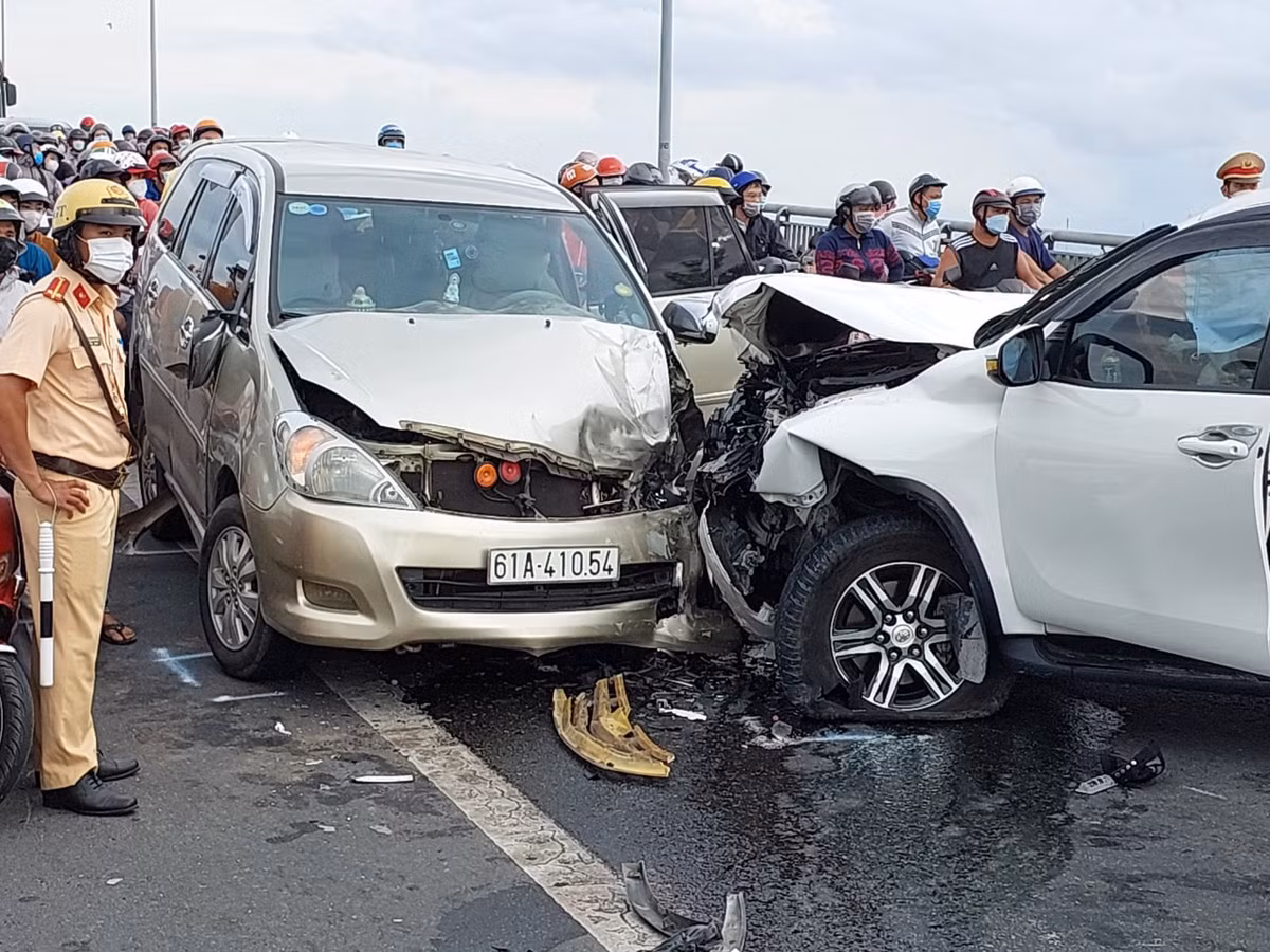  Tai nạn liên hoàn trên cầu Rạch Miễu: Chiều 1/5, xe 7 chỗ BS: 63A-153.04 đang lưu thông lên cầu Rạch Miễu theo hướng từ Tiền Giang về Bến Tre, khi xe vừa lên dốc cầu bất ngờ va chạm vào hông xe 7 chỗ BS: 51K-210.80 lưu thông theo hướng ngược lại đang đổ dốc cầu. Cú va chạm này xe BS: 63A-153.04 tiếp tục lao về trước và va chạm vào xe 7 chỗ BS: 61A-410.54, làm 2 xe dính chặt vào nhau. Vụ tai nạn khiến 5 người bị thương. (Ảnh: Thanh Niên)