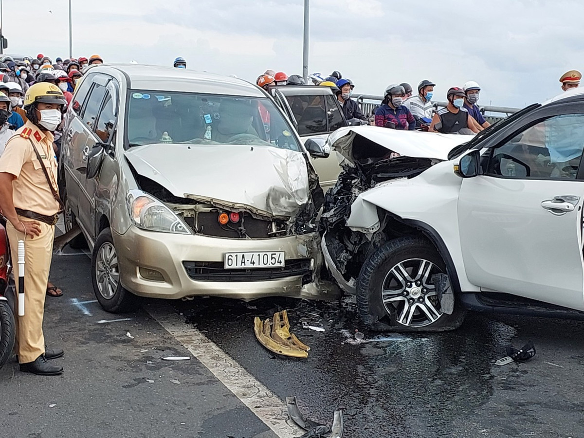  Tai nạn liên hoàn trên cầu Rạch Miễu: Chiều 1/5, xe 7 chỗ BS: 63A-153.04 đang lưu thông lên cầu Rạch Miễu theo hướng từ Tiền Giang về Bến Tre, khi xe vừa lên dốc cầu bất ngờ va chạm vào hông xe 7 chỗ BS: 51K-210.80 lưu thông theo hướng ngược lại đang đổ dốc cầu. Cú va chạm này xe BS: 63A-153.04 tiếp tục lao về trước và va chạm vào xe 7 chỗ BS: 61A-410.54, làm 2 xe dính chặt vào nhau. Vụ tai nạn khiến 5 người bị thương. (Ảnh: Thanh Niên)