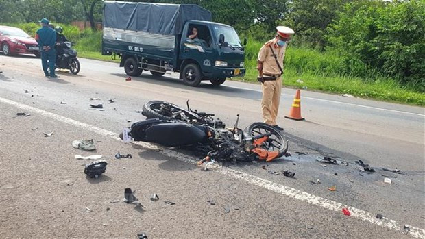  Bình Phước, xe máy đâm trực diện xe tải, 2 người thương vong: Sáng ngày 3/5, trên quốc lộ 14, 2 nam thanh niên điều khiển xe máy với tốc độ khá cao bất ngờ đâm trực diện vào đầu xe tải điều khiển đang lên dốc theo chiều ngược lại. Cú va chạm mạnh khiến 2 nam thanh niên và xe máy bị văng thẳng lên phía trước hàng chục mét, 1 người tử vong tại chỗ, 1 người bị thương nặng. Chiếc xe máy vỡ nát nhiều bộ phận, chiếc xe tải hư hỏng phần đầu. (Ảnh: TTXVN)