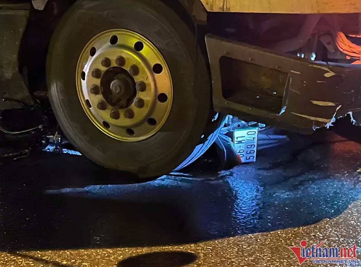  Thanh niên đâm trực diện container tử vong ngay tại chỗ: Tối 30/4, nam tài xế điều khiển xe container chạy trên quốc lộ 1 hướng An Sương đi Suối Tiên thì tông trực diện với xe máy do một thanh niên điều khiển chạy ngược chiều với tốc độ cao trong làn ô tô. Lực đâm mạnh khiến xe máy gãy đôi, chui xuống gầm xe container, nam thanh niên bị văng xa, tử vong tại chỗ. (Ảnh: Vietnamnet). 