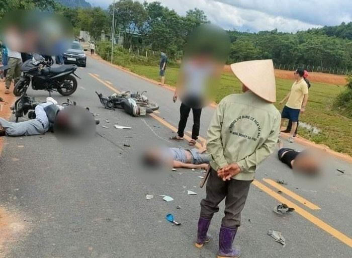  Hoà Bình, 4 xe máy đâm nhau, 2 người tử vong: Vụ tai nạn xảy ra vào trưa 1/5, tại đường 12B (huyện Kim Bôi, tỉnh Hòa Bình). Xe máy do anh B.V.K (SN 1981) điều khiển chở theo B.V.T (SN 1984) di chuyển theo hướng Dốc Cun – Ba Hàng Đồi xảy ra va chạm với các 3 xe máy đang di chuyển theo chiều ngược lại. Hậu quả khiến 2 người tử vong và 1 người bị thương nặng. Tại hiện trường 4 xe máy bị hư hỏng. (Ảnh: Lao Động)