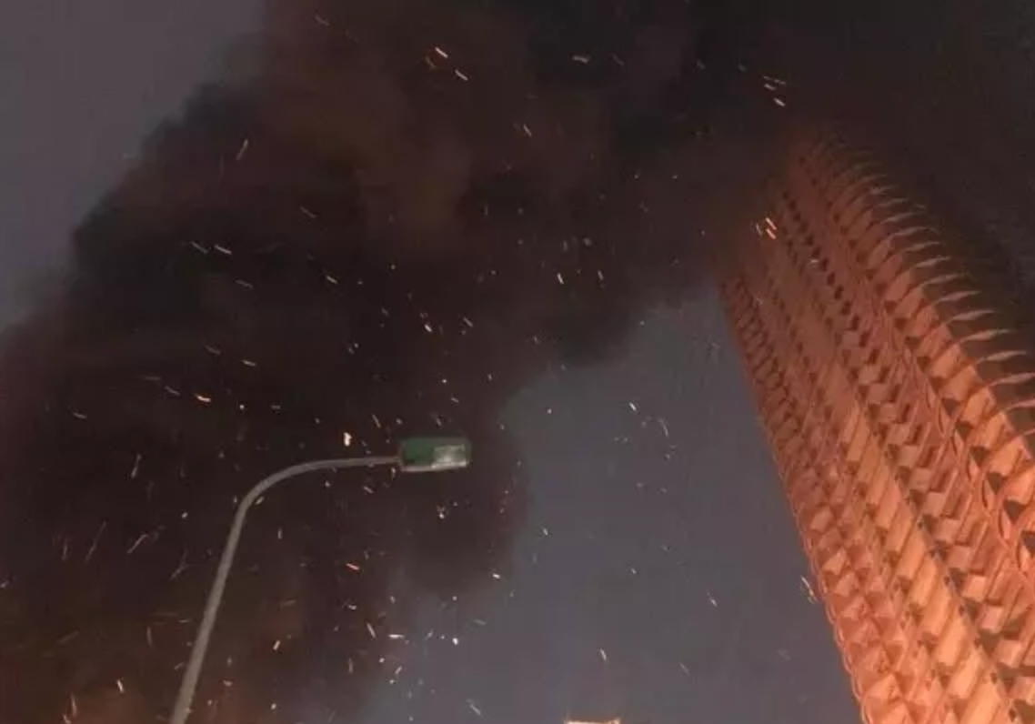 Do lửa gặp các vật liệu dễ cháy nên bốc cao gặp gió đã tạo đám cháy lớn, khói đen bao trùm. (Ảnh: Vietnamnet)