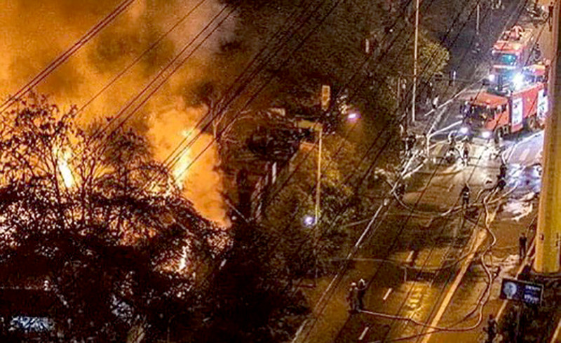 Công an quận Nam Từ Liêm cùng các đơn vị bạn đã điều động 4 xe cứu hoả nhanh chóng tới hiện trường để dập lửa. (Ảnh: CAND)