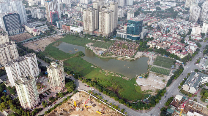  Công viên hồ điều hòa khu đô thị Tây Nam Hà Nội: Dự án khởi công từ năm 2009, vốn đầu tư hơn 1.600 tỷ đồng. Sau hơn 12 năm, không có một “lá phổi xanh” nào như kỳ vọng ban đầu mà chỉ thấy những bãi gửi xe, sân bóng mini,… mọc lên “như nấm sau mưa”. Nhiều công trình tiềm ẩn nguy cơ cháy nổ khiến người dân thấp thỏm lo lắng. (Ảnh: VNF)