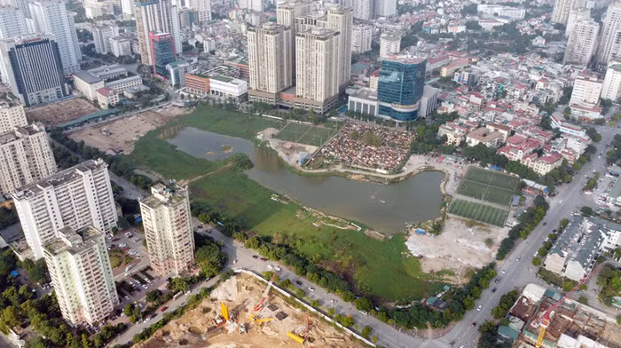  Công viên hồ điều hòa khu đô thị Tây Nam Hà Nội: Dự án khởi công từ năm 2009, vốn đầu tư hơn 1.600 tỷ đồng. Sau hơn 12 năm, không có một “lá phổi xanh” nào như kỳ vọng ban đầu mà chỉ thấy những bãi gửi xe, sân bóng mini,… mọc lên “như nấm sau mưa”. Nhiều công trình tiềm ẩn nguy cơ cháy nổ khiến người dân thấp thỏm lo lắng. (Ảnh: VNF)