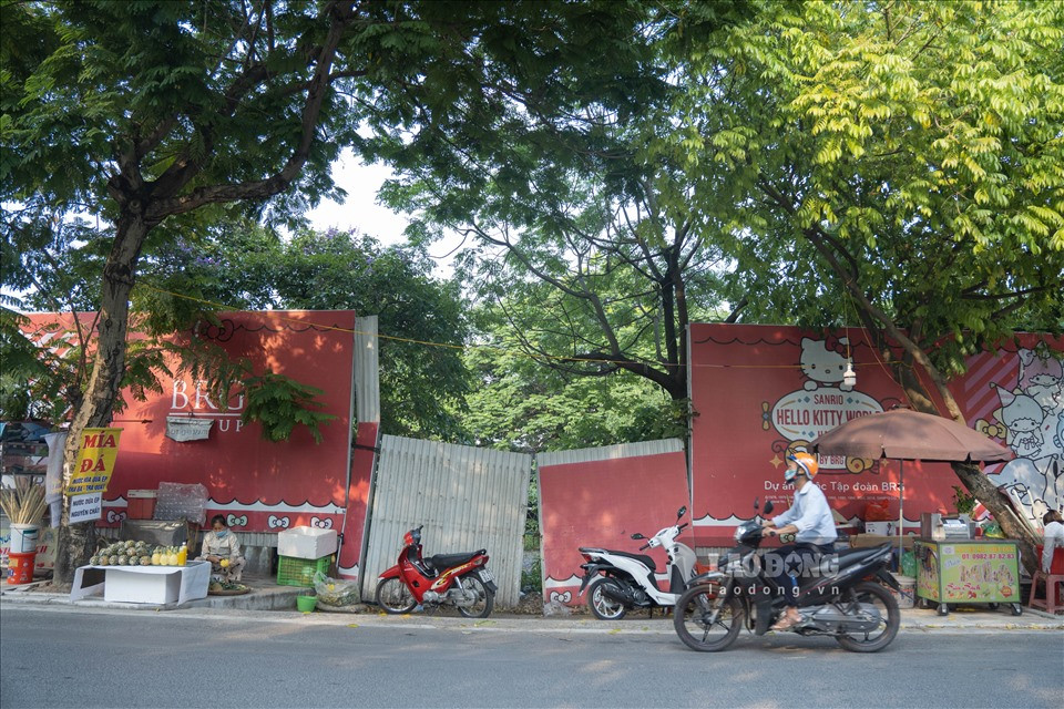 Công viên Hello Kitty Tây Hồ: Dự án Tổ hợp vui chơi giải trí Sanrio Hello Kitty World Hanoi nằm trên khu "đất vàng" gần hồ Tây đã được đã được duyệt quy hoạch từ 2018, dự kiến hoàn thành dự án năm 2020. Nhưng hiện tại bên trong là những hàng cây, bụi rậm mọc um tùm; một số công trình giải phóng nhưng bị đình trệ, nham nhở,... (Ảnh: Lao Động)