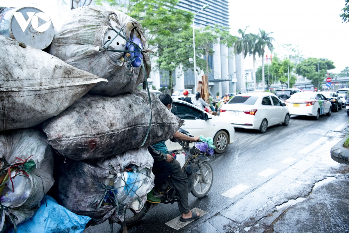 Có những xe chở hàng cồng kềnh với đủ các loại hàng hóa nước chảy ra đường, gây nhếch nhác, mất mỹ quan đô thị.