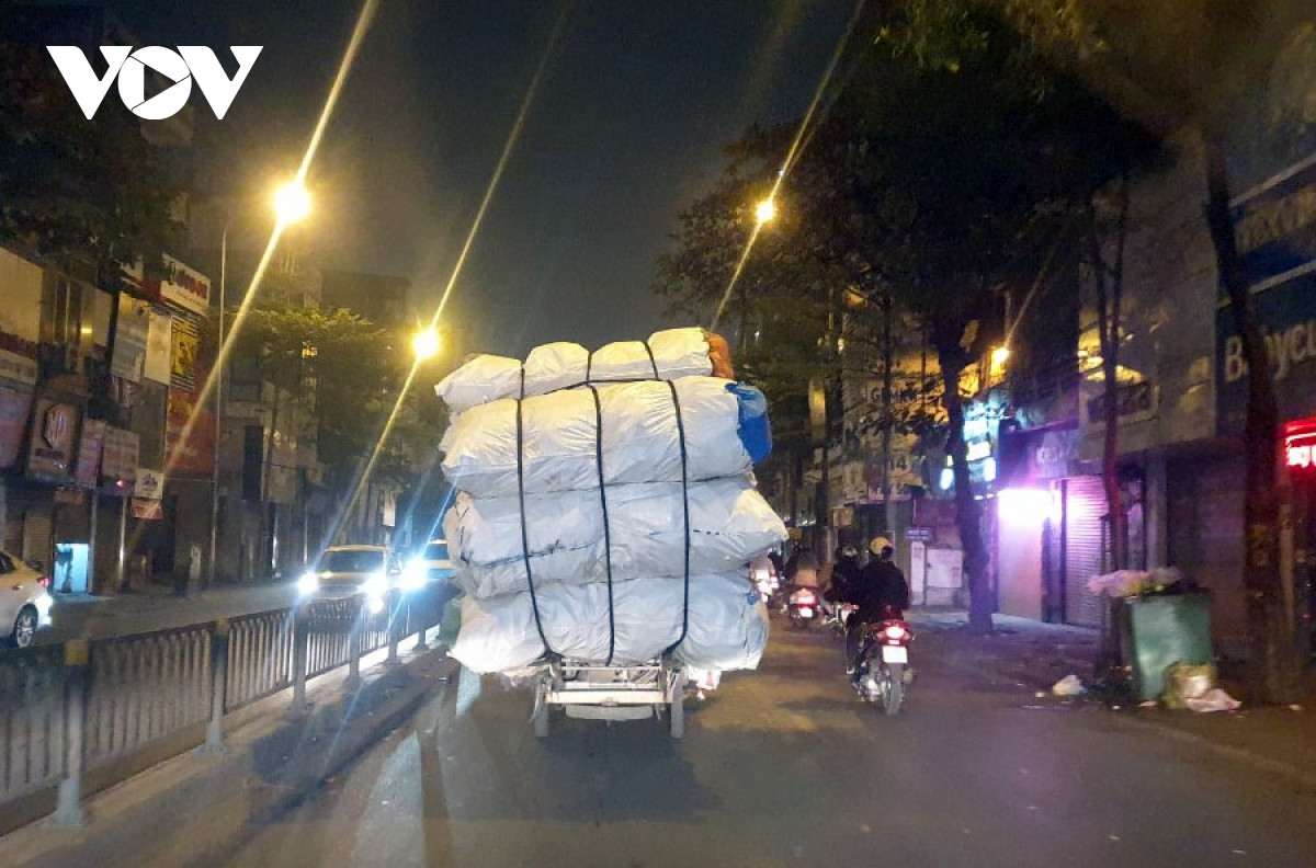 Anh Quang Hùng (Thanh Xuân, Hà Nội) cho biết: "Trước kia những loại xe này thường chỉ xuất hiện nhiều ở các vùng quê hay các khu vực ngoại thành, nhưng thời gian trở lại đây tôi rất ngạc nhiên khi xuất hiện rất nhiều ở trung tâm Hà Nội. Mỗi lần đi đường giáp mặt thì tôi rất lo ngại với những phương tiện này. Biết là họ cũng vì mưu sinh nhưng không vì thế mà bất chấp luật pháp, gây nguy hiểm cho người khác và làm mất mỹ quan đô thị được".