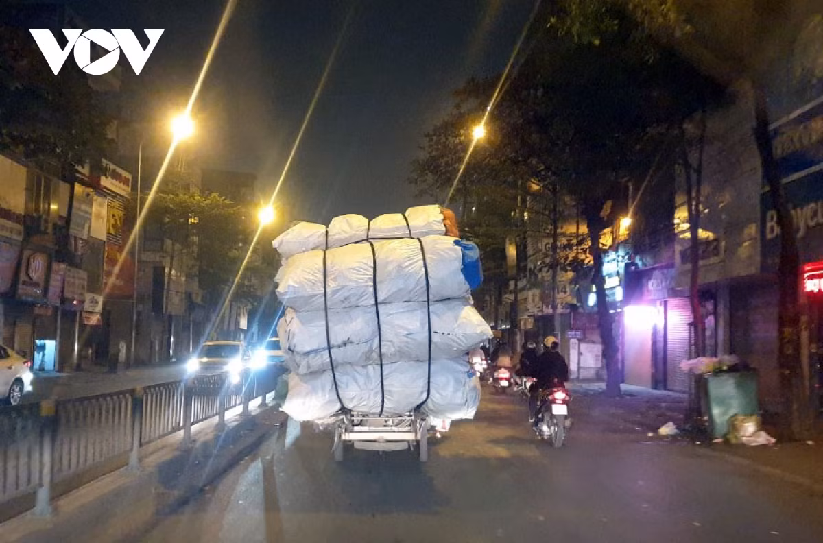 Anh Quang Hùng (Thanh Xuân, Hà Nội) cho biết: "Trước kia những loại xe này thường chỉ xuất hiện nhiều ở các vùng quê hay các khu vực ngoại thành, nhưng thời gian trở lại đây tôi rất ngạc nhiên khi xuất hiện rất nhiều ở trung tâm Hà Nội. Mỗi lần đi đường giáp mặt thì tôi rất lo ngại với những phương tiện này. Biết là họ cũng vì mưu sinh nhưng không vì thế mà bất chấp luật pháp, gây nguy hiểm cho người khác và làm mất mỹ quan đô thị được".